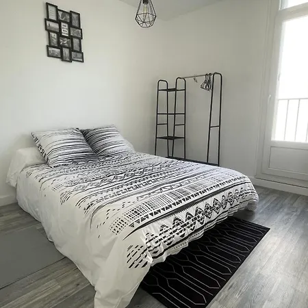 Apartament T4 With Balcony Near Downtown Tulon